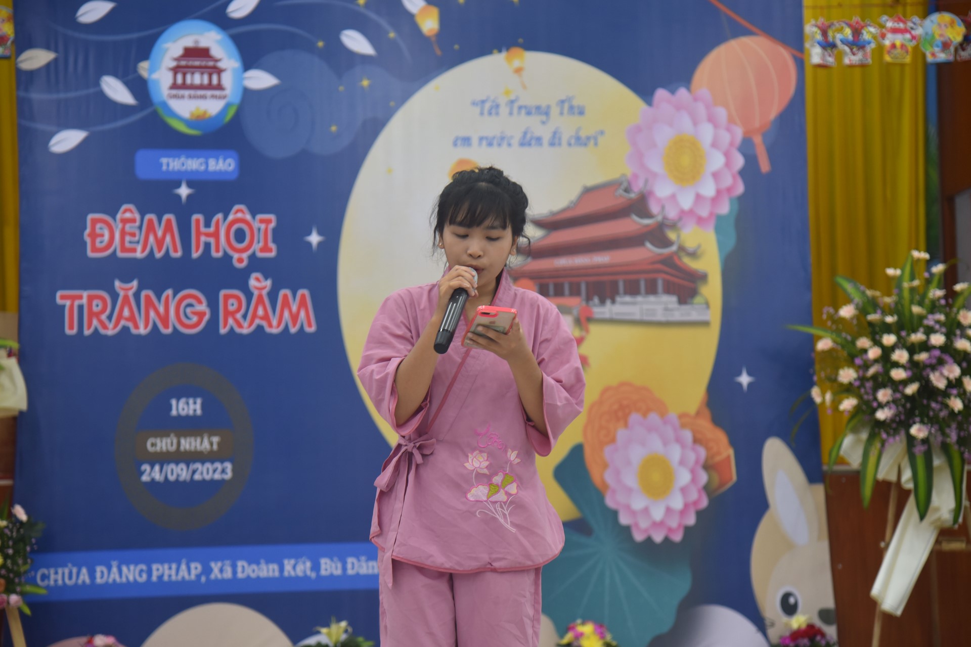 Giving gifts of Mid-autumn Festival and One-Day Retreat at Dang Phap Pagoda