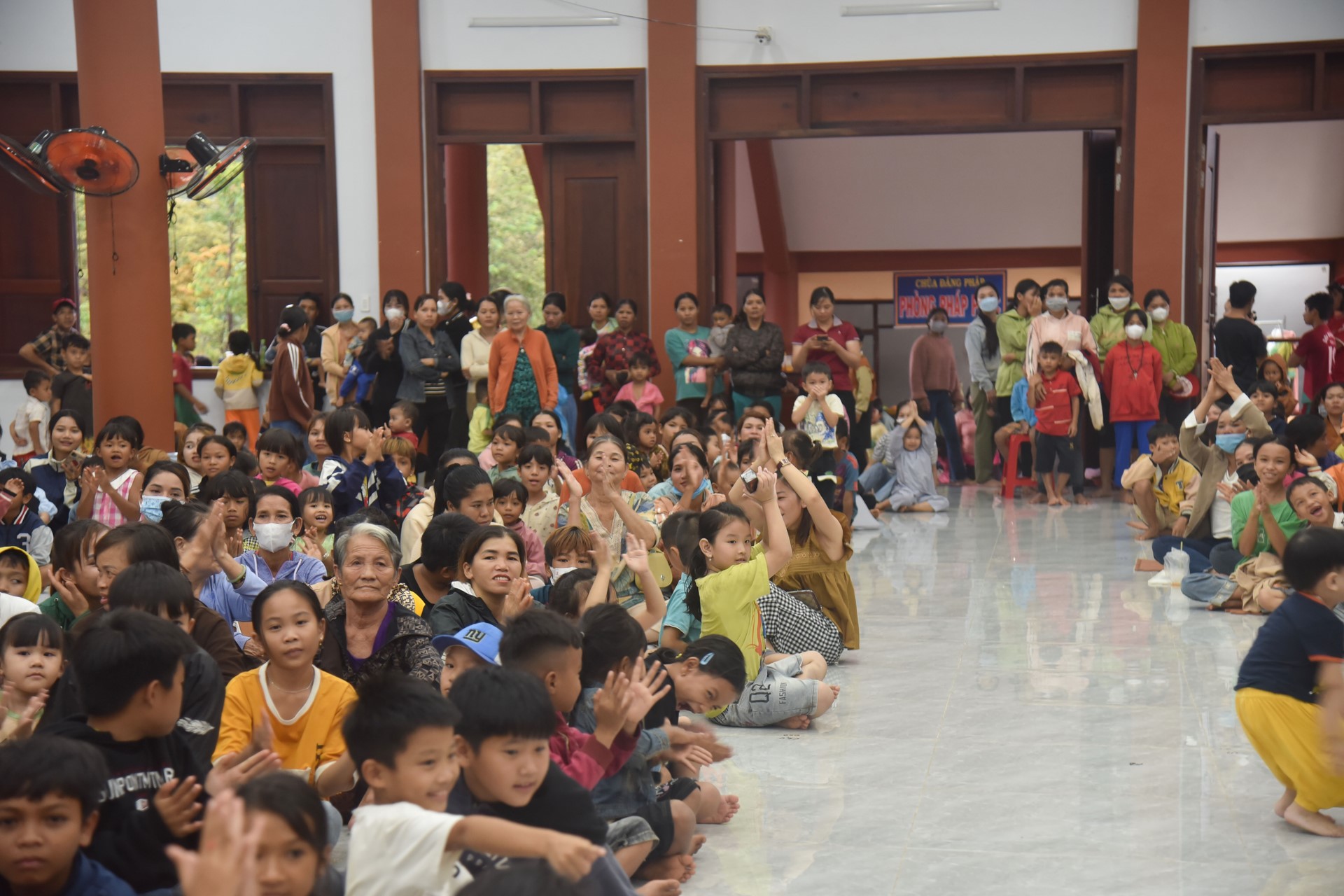 Giving gifts of Mid-autumn Festival and One-Day Retreat at Dang Phap Pagoda