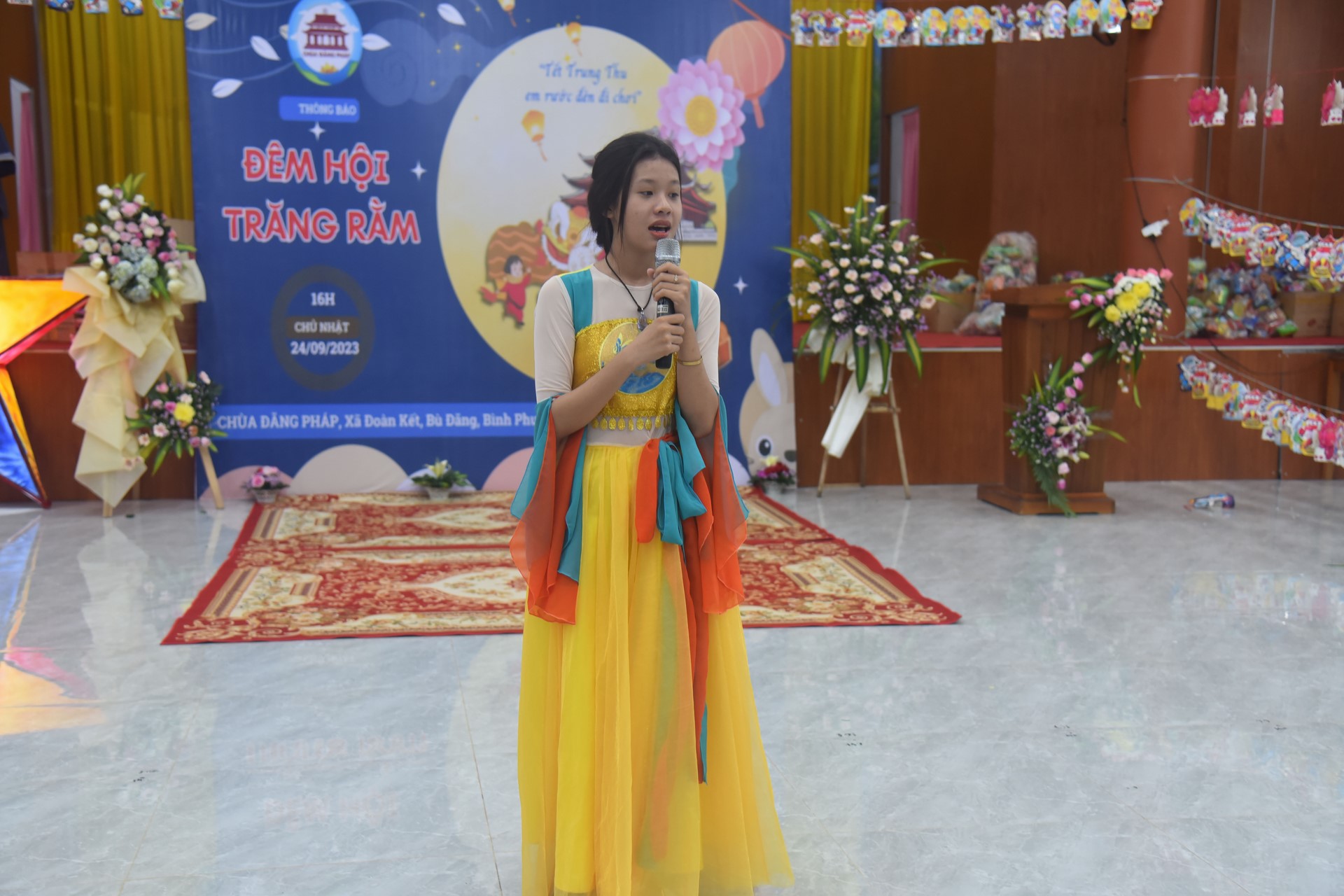 Giving gifts of Mid-autumn Festival and One-Day Retreat at Dang Phap Pagoda