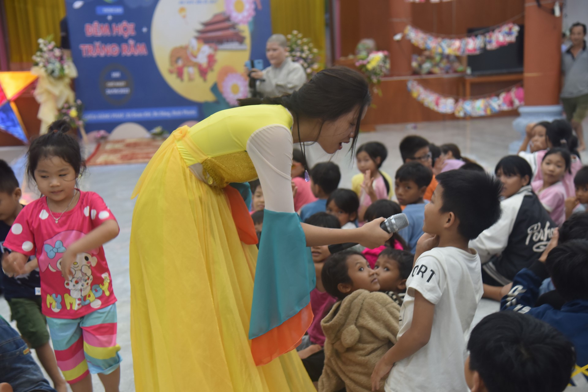 Giving gifts of Mid-autumn Festival and One-Day Retreat at Dang Phap Pagoda