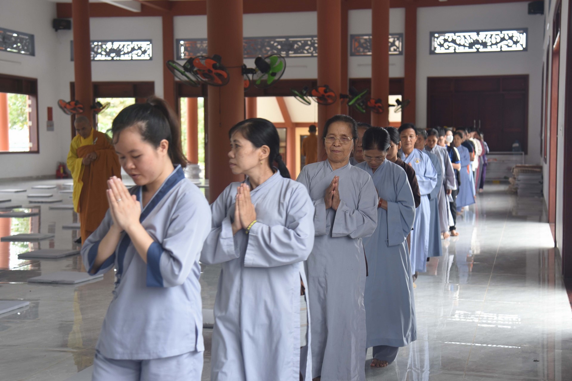 Giving gifts of Mid-autumn Festival and One-Day Retreat at Dang Phap Pagoda