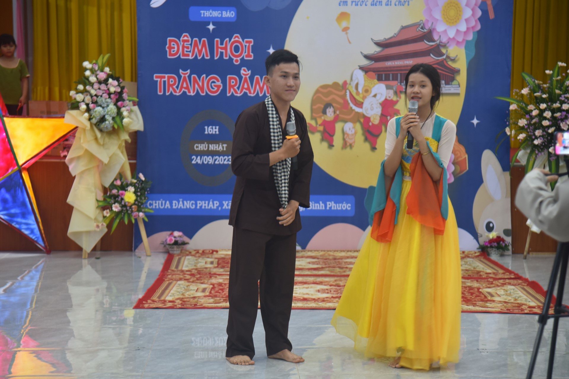 Giving gifts of Mid-autumn Festival and One-Day Retreat at Dang Phap Pagoda