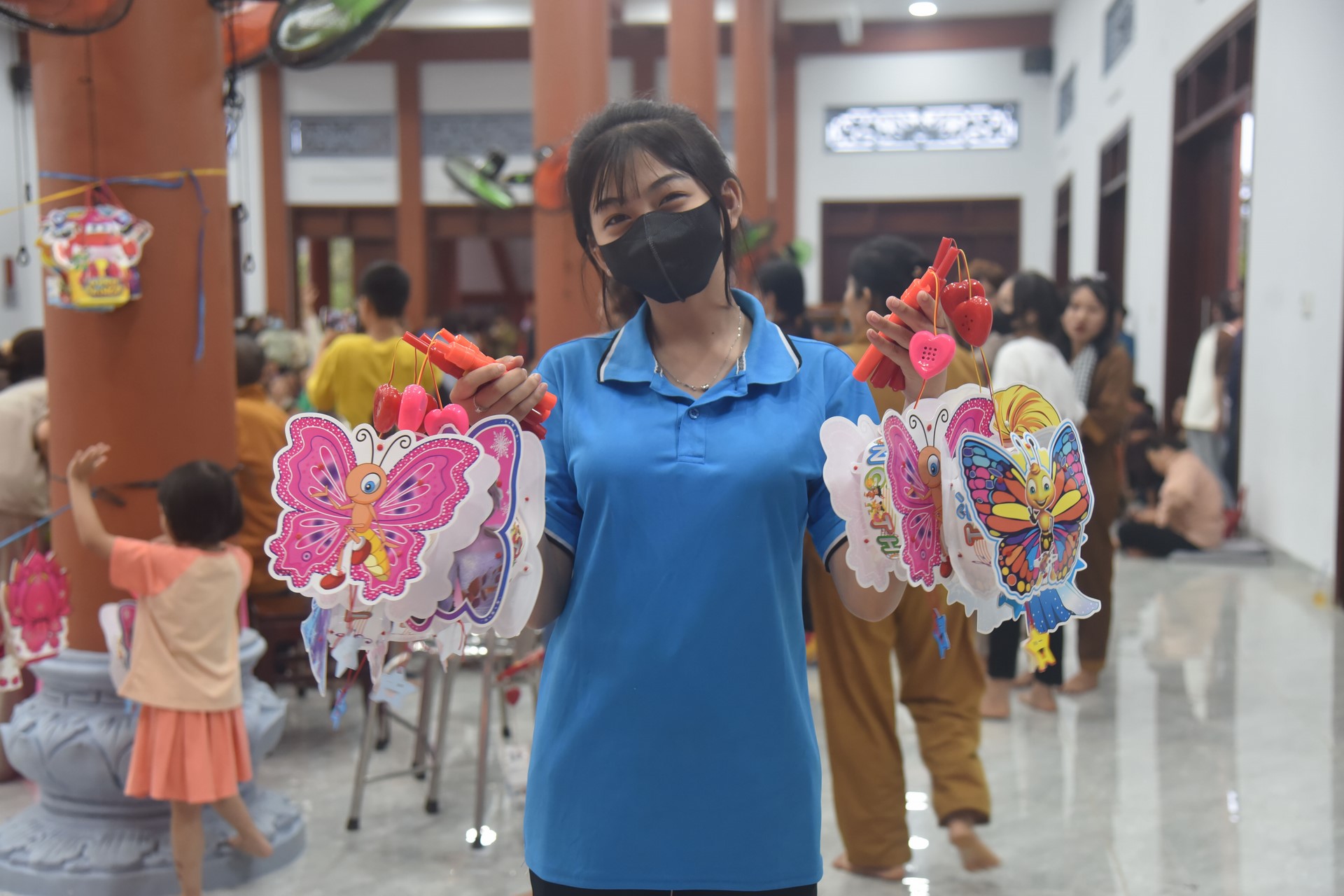 Giving gifts of Mid-autumn Festival and One-Day Retreat at Dang Phap Pagoda