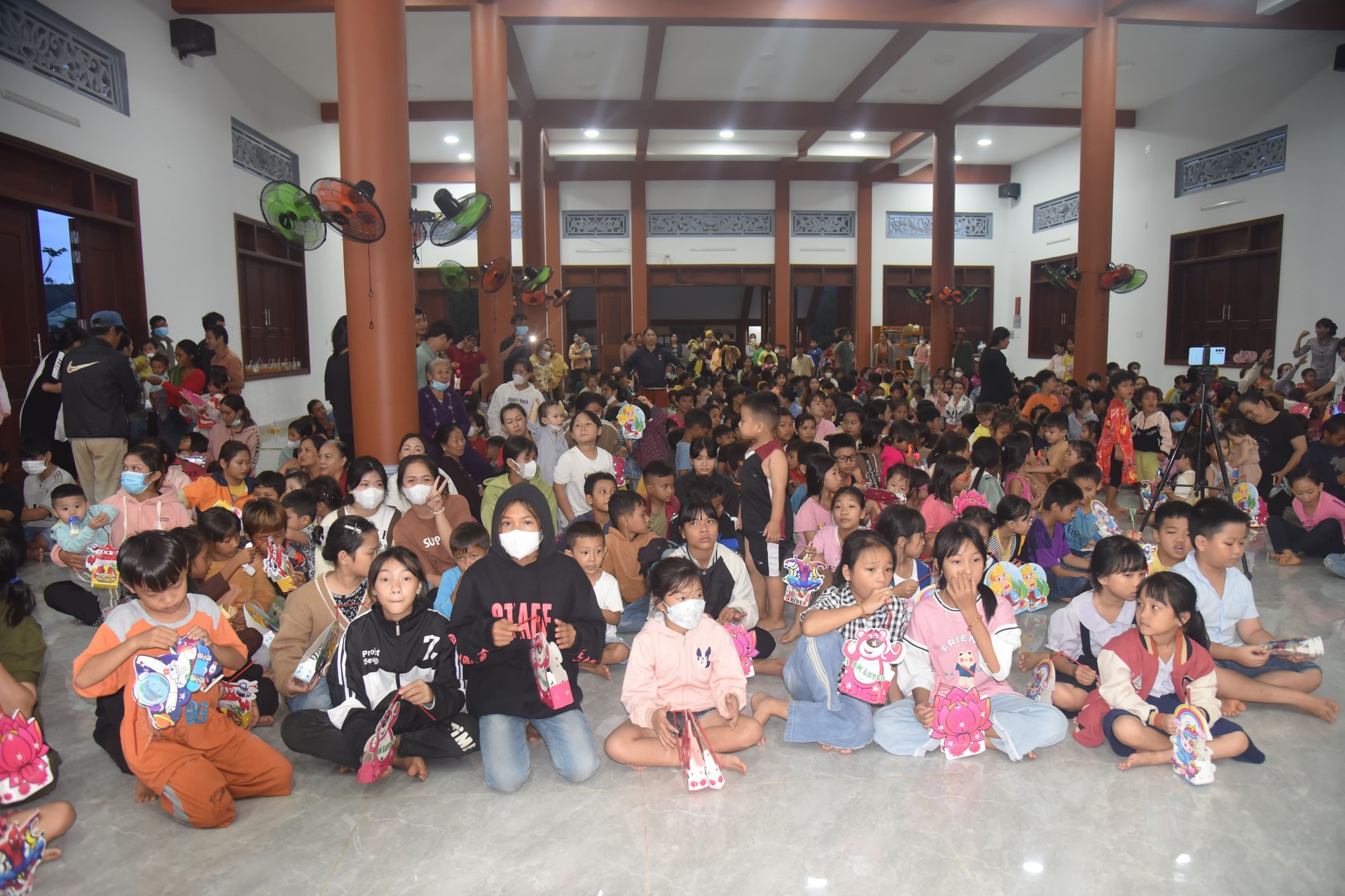Giving gifts of Mid-autumn Festival and One-Day Retreat at Dang Phap Pagoda