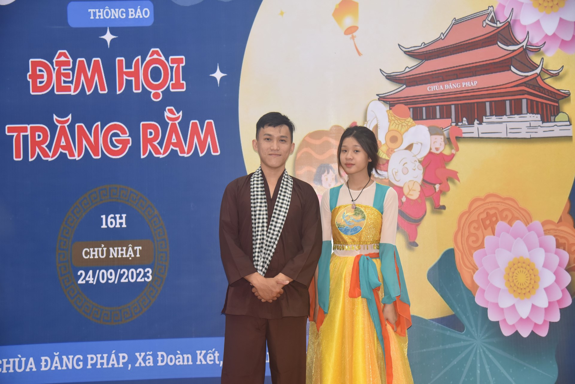 Giving gifts of Mid-autumn Festival and One-Day Retreat at Dang Phap Pagoda