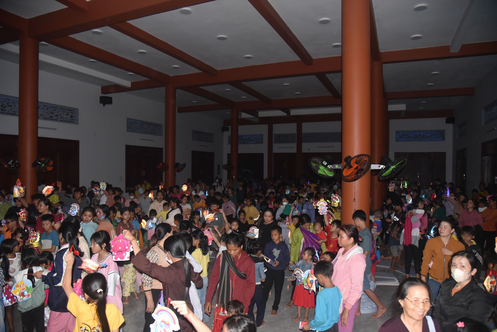 Giving gifts of Mid-autumn Festival and One-Day Retreat at Dang Phap Pagoda