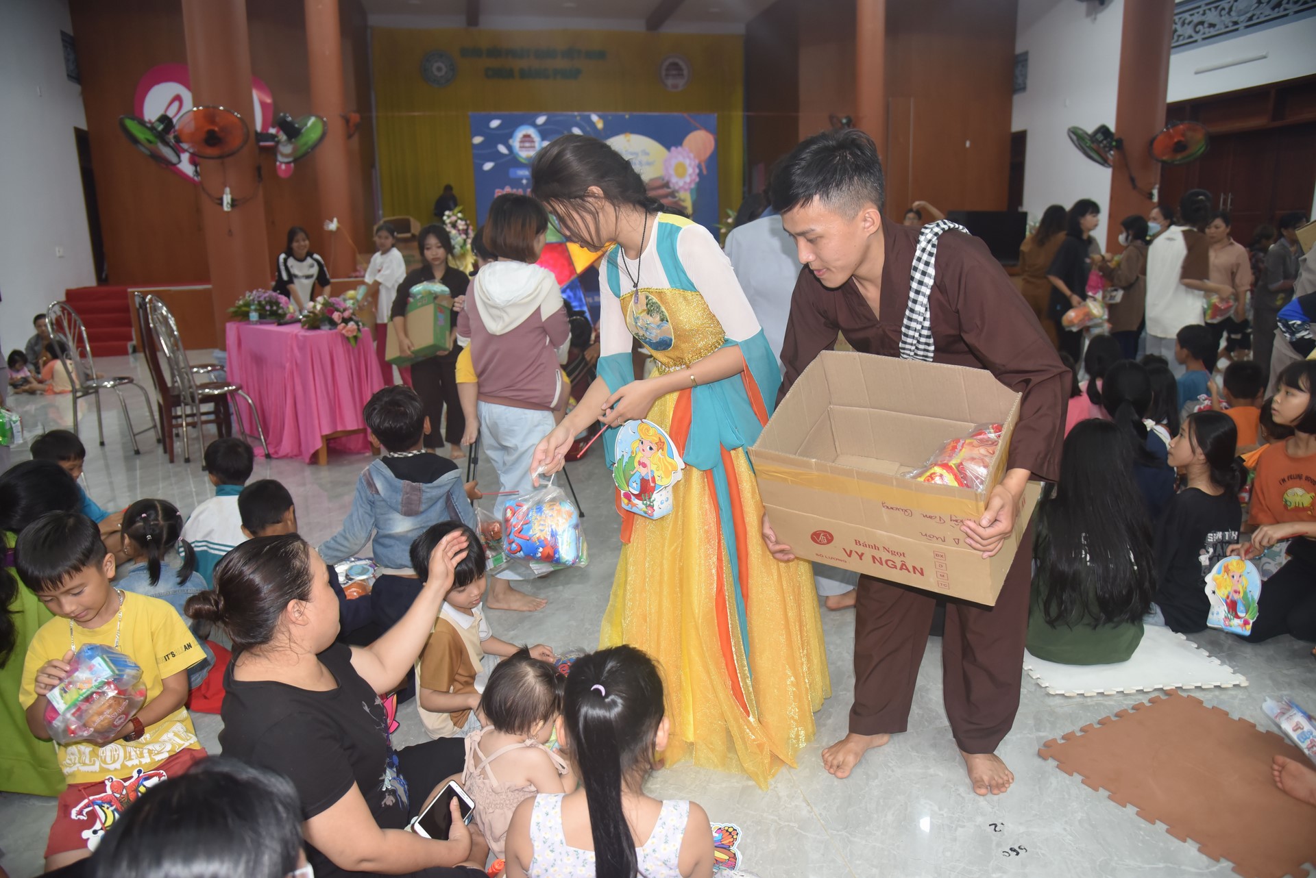 Giving gifts of Mid-autumn Festival and One-Day Retreat at Dang Phap Pagoda