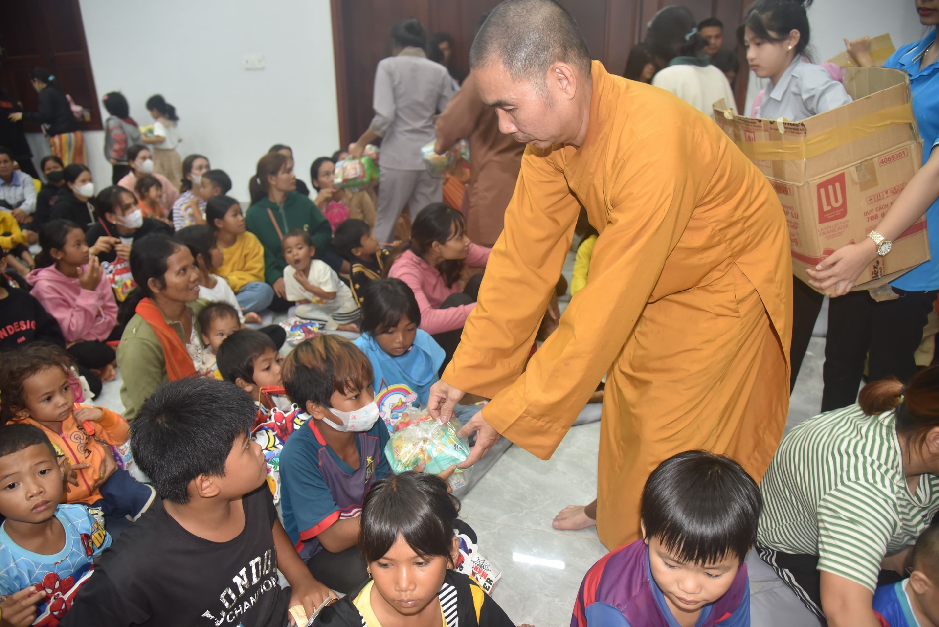 Giving gifts of Mid-autumn Festival and One-Day Retreat at Dang Phap Pagoda
