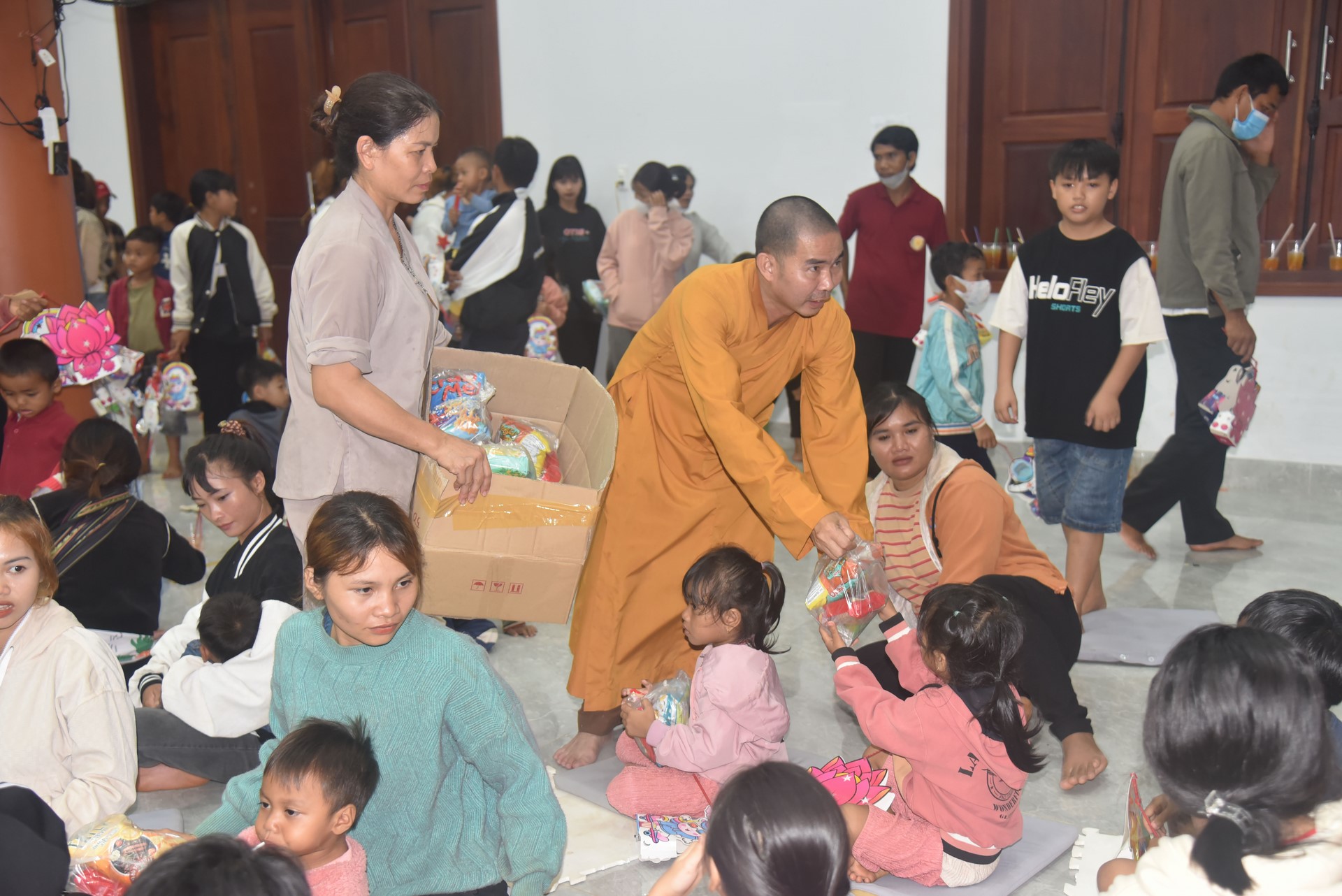 Giving gifts of Mid-autumn Festival and One-Day Retreat at Dang Phap Pagoda