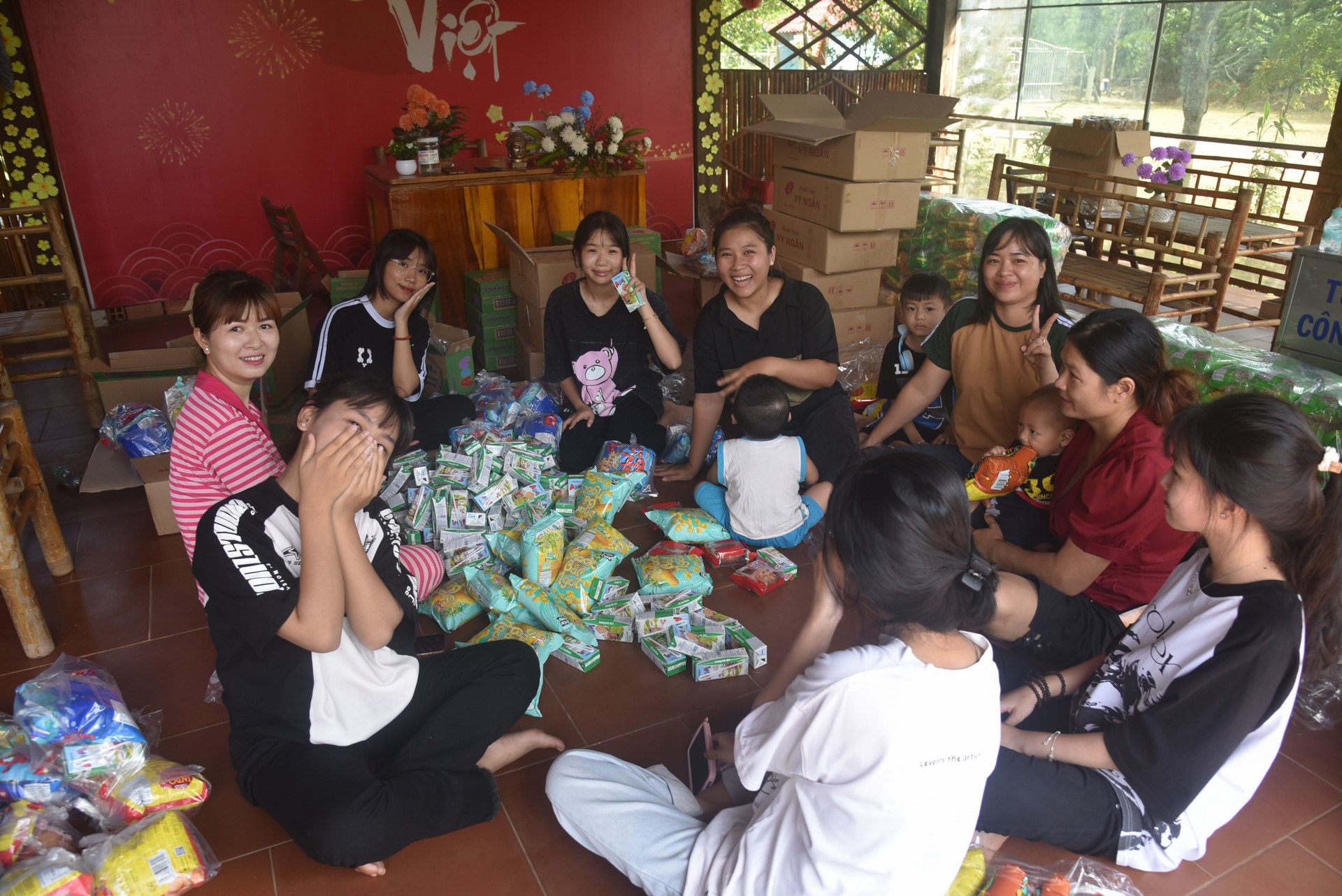 Giving gifts of Mid-autumn Festival and One-Day Retreat at Dang Phap Pagoda