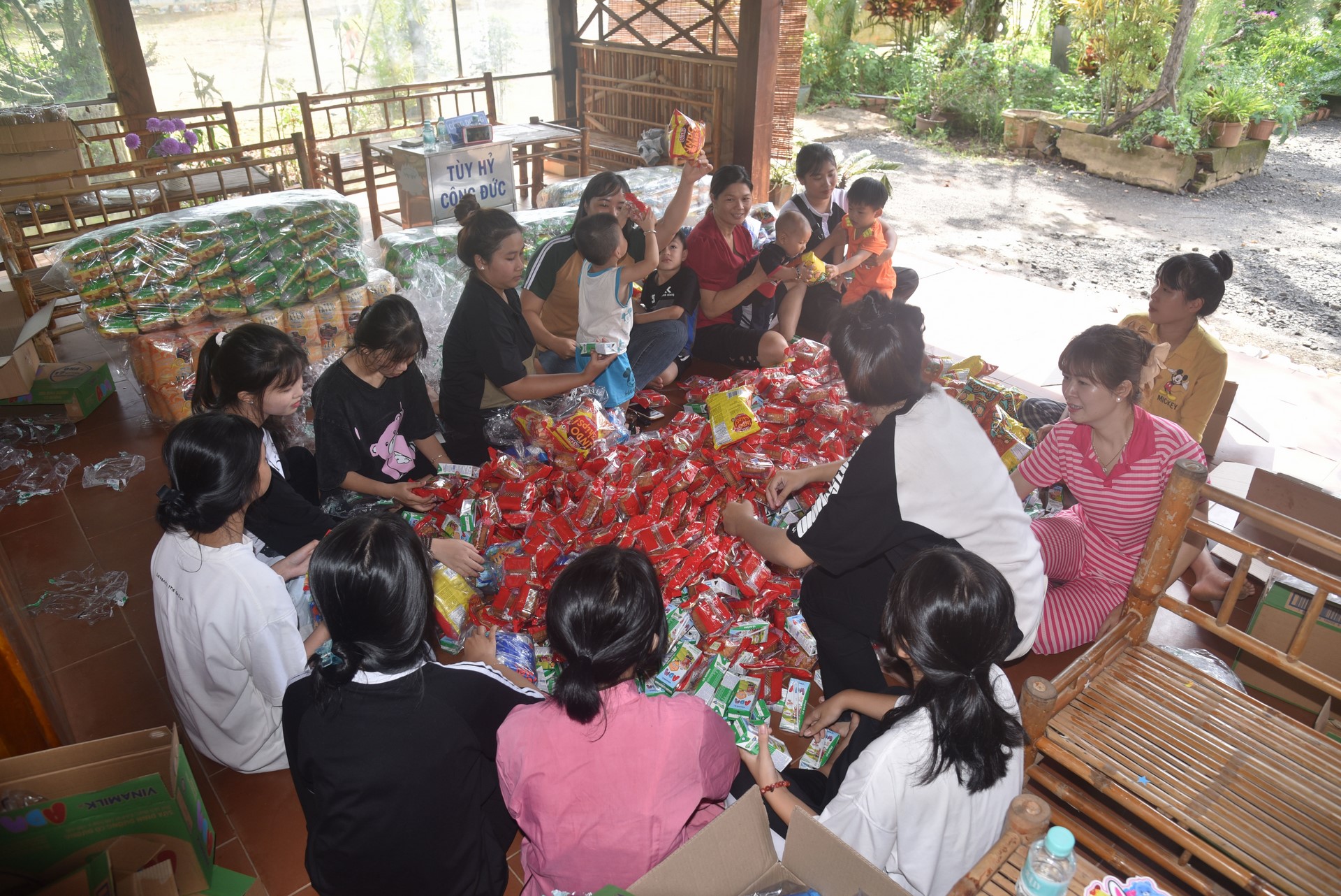 Giving gifts of Mid-autumn Festival and One-Day Retreat at Dang Phap Pagoda