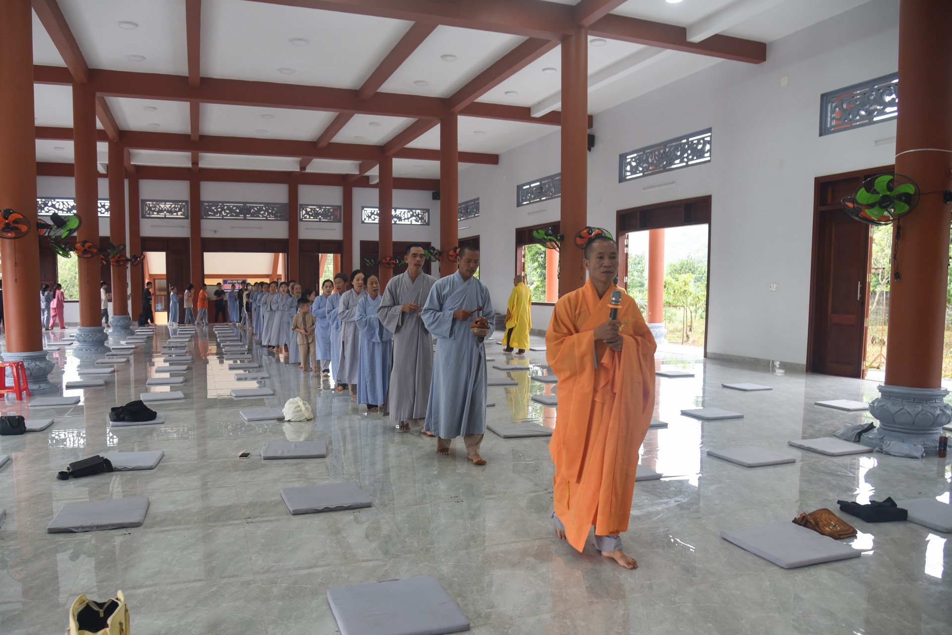 Giving gifts of Mid-autumn Festival and One-Day Retreat at Dang Phap Pagoda