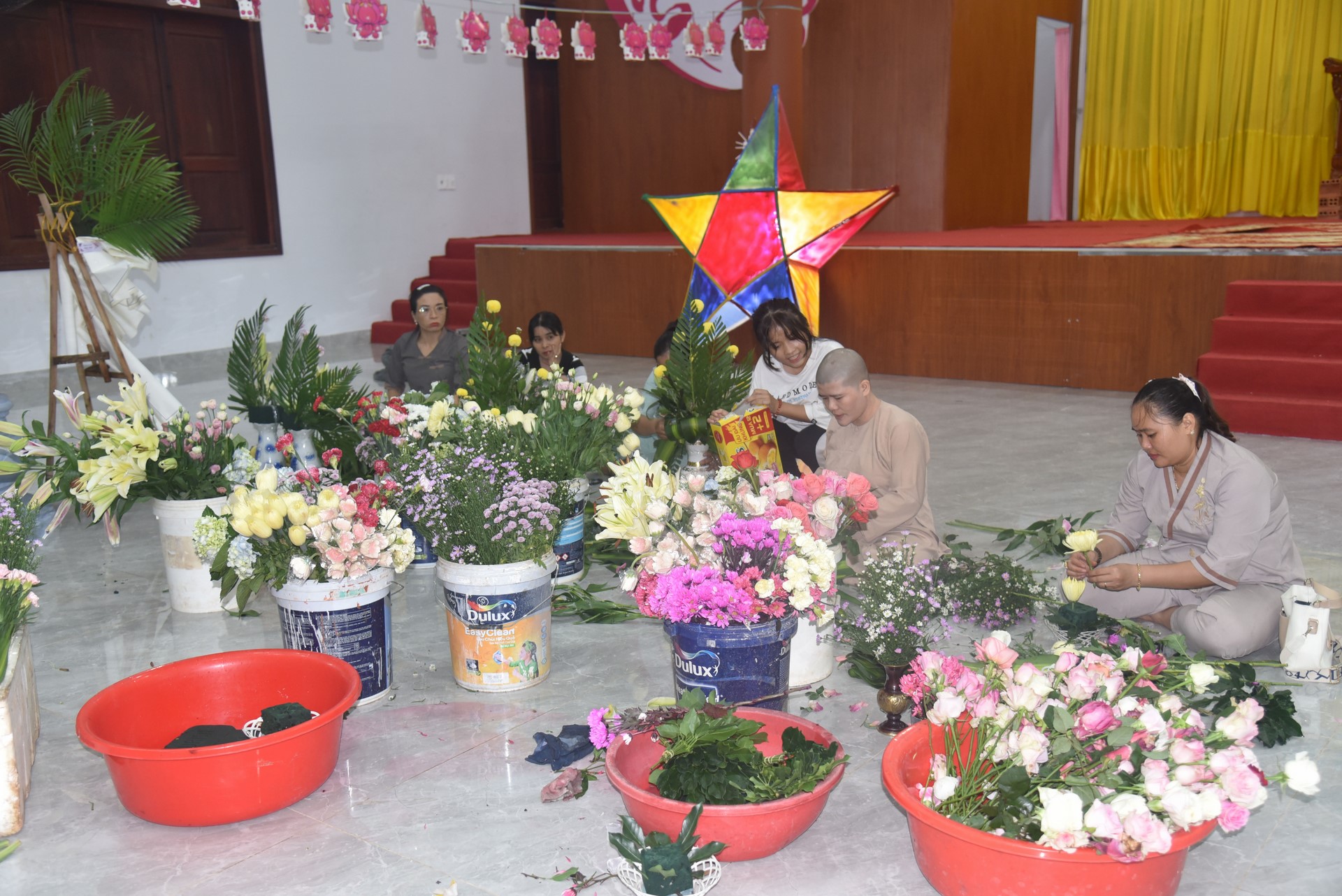 Giving gifts of Mid-autumn Festival and One-Day Retreat at Dang Phap Pagoda