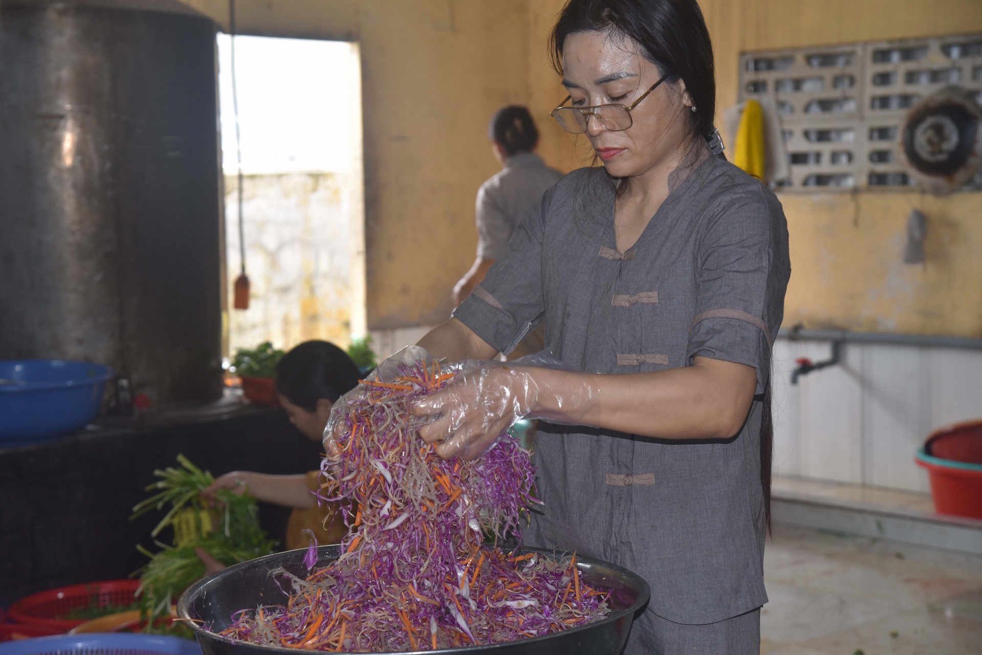 Giving gifts of Mid-autumn Festival and One-Day Retreat at Dang Phap Pagoda
