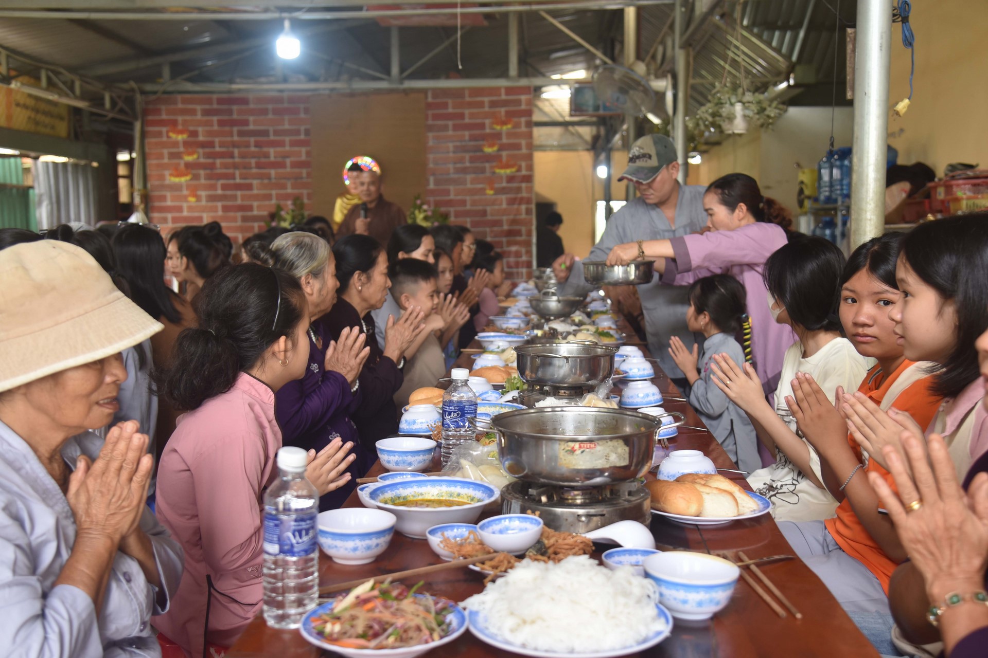 Giving gifts of Mid-autumn Festival and One-Day Retreat at Dang Phap Pagoda
