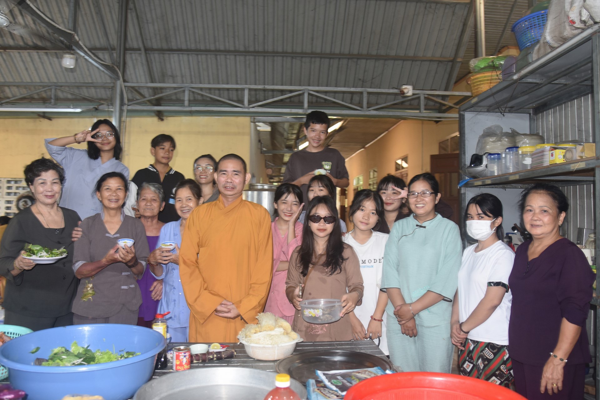 Giving gifts of Mid-autumn Festival and One-Day Retreat at Dang Phap Pagoda