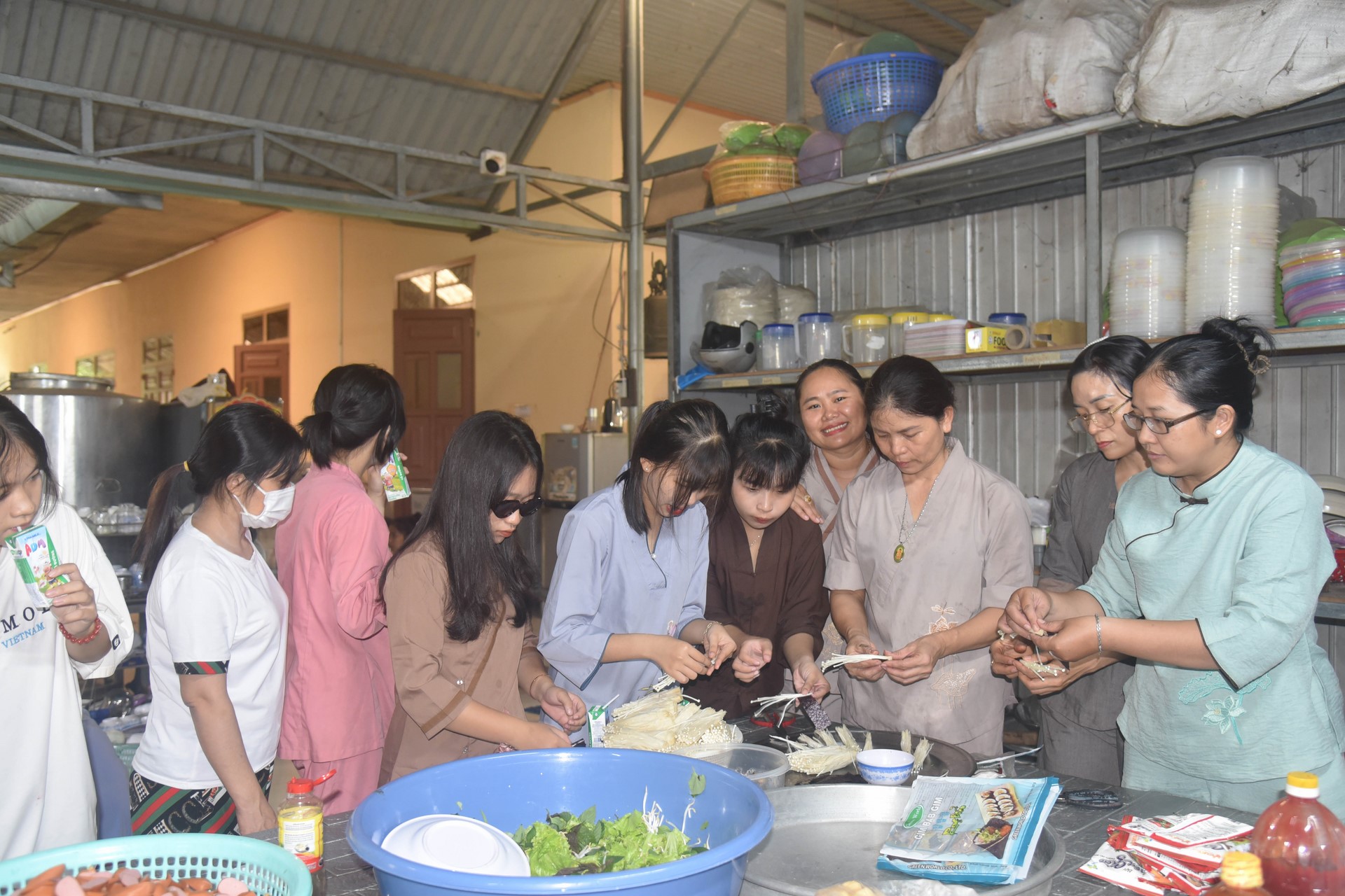 Giving gifts of Mid-autumn Festival and One-Day Retreat at Dang Phap Pagoda