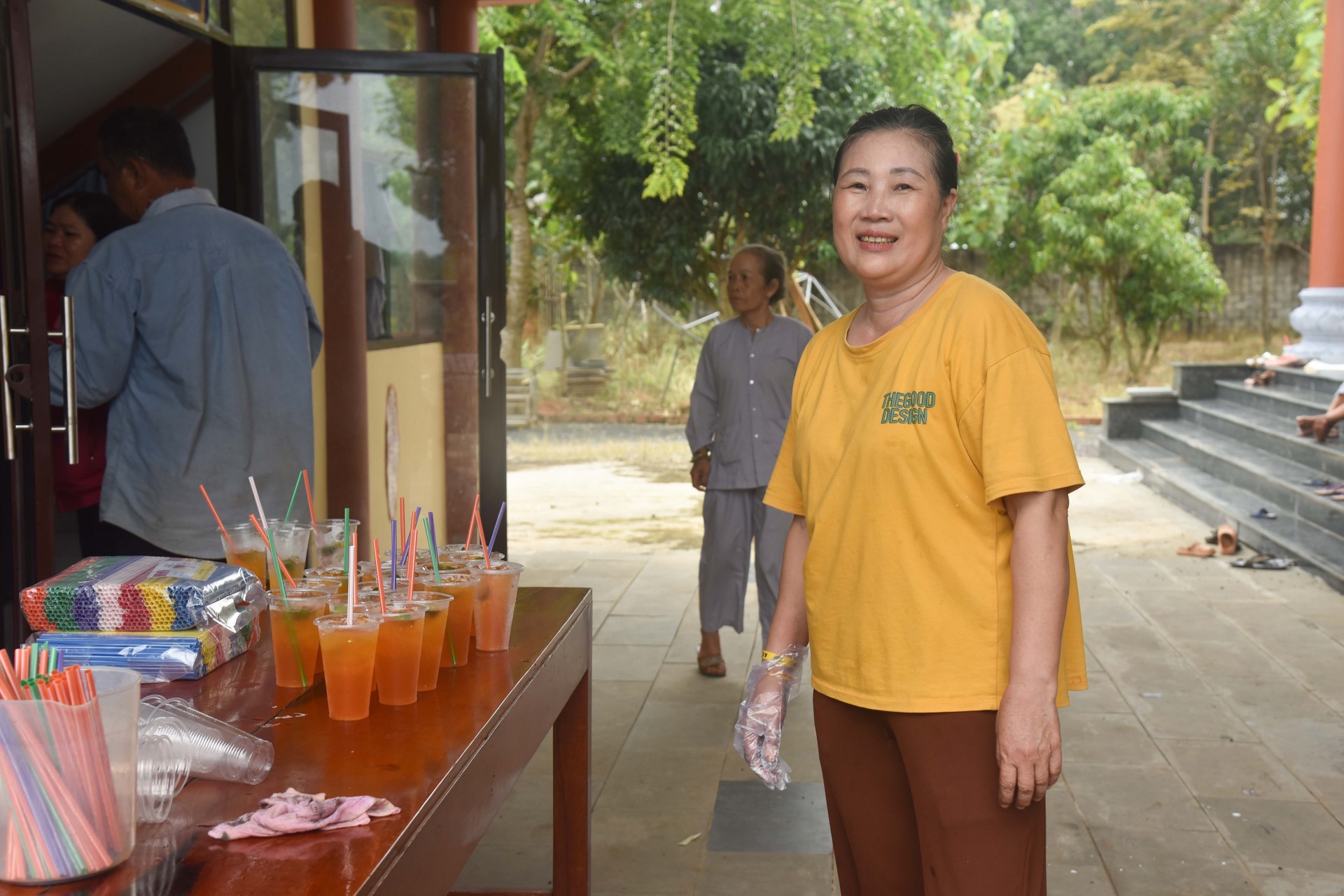 Giving gifts of Mid-autumn Festival and One-Day Retreat at Dang Phap Pagoda