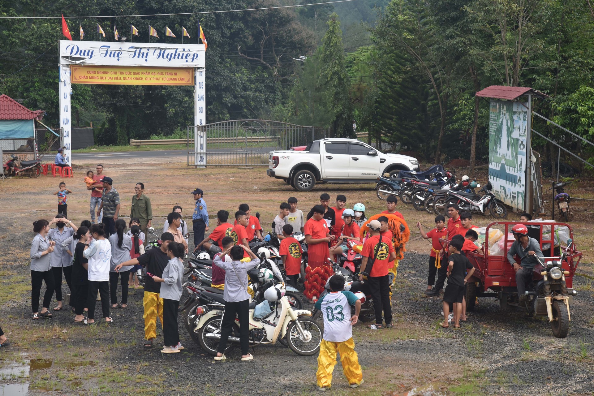 Giving gifts of Mid-autumn Festival and One-Day Retreat at Dang Phap Pagoda