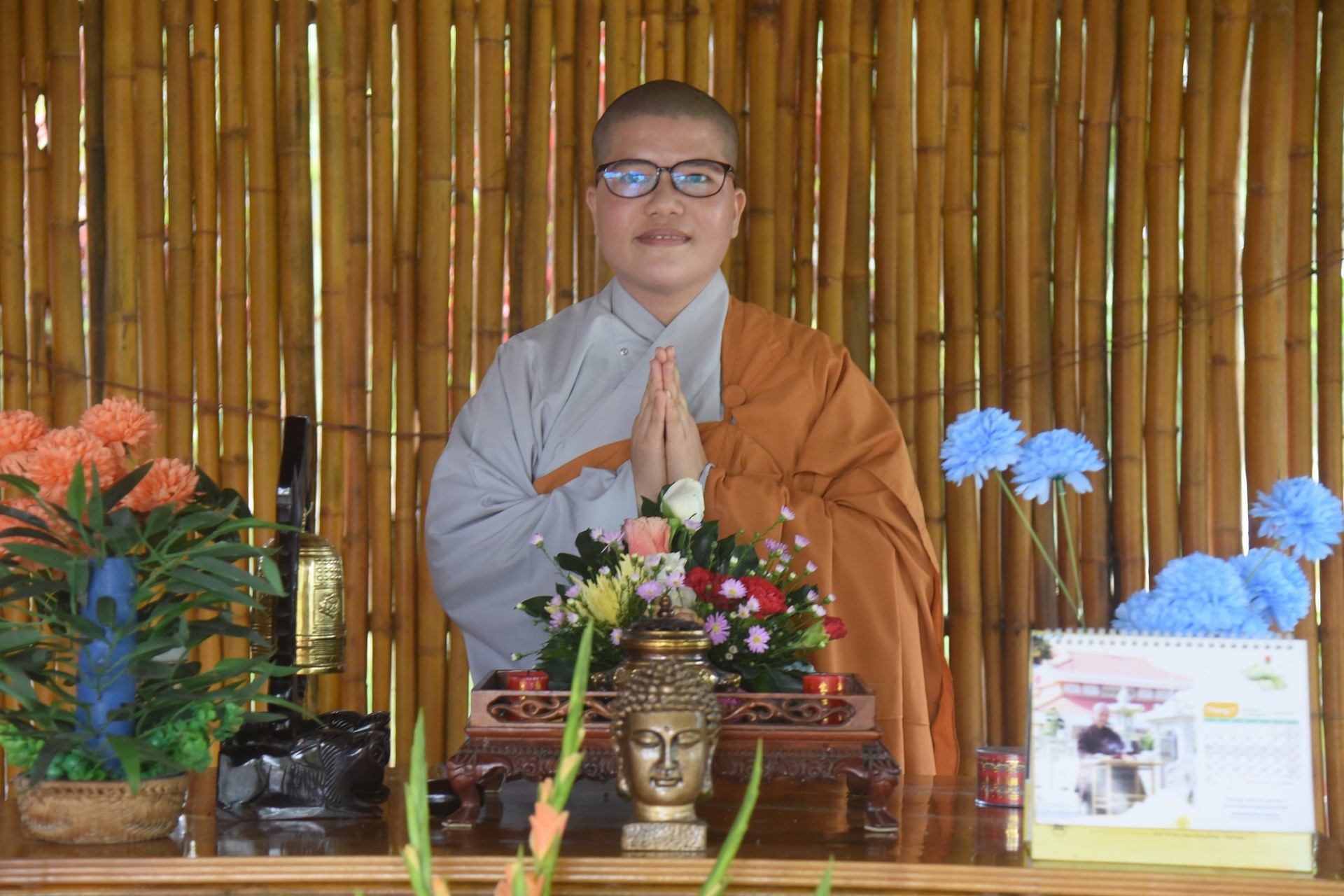 Giving gifts of Mid-autumn Festival and One-Day Retreat at Dang Phap Pagoda