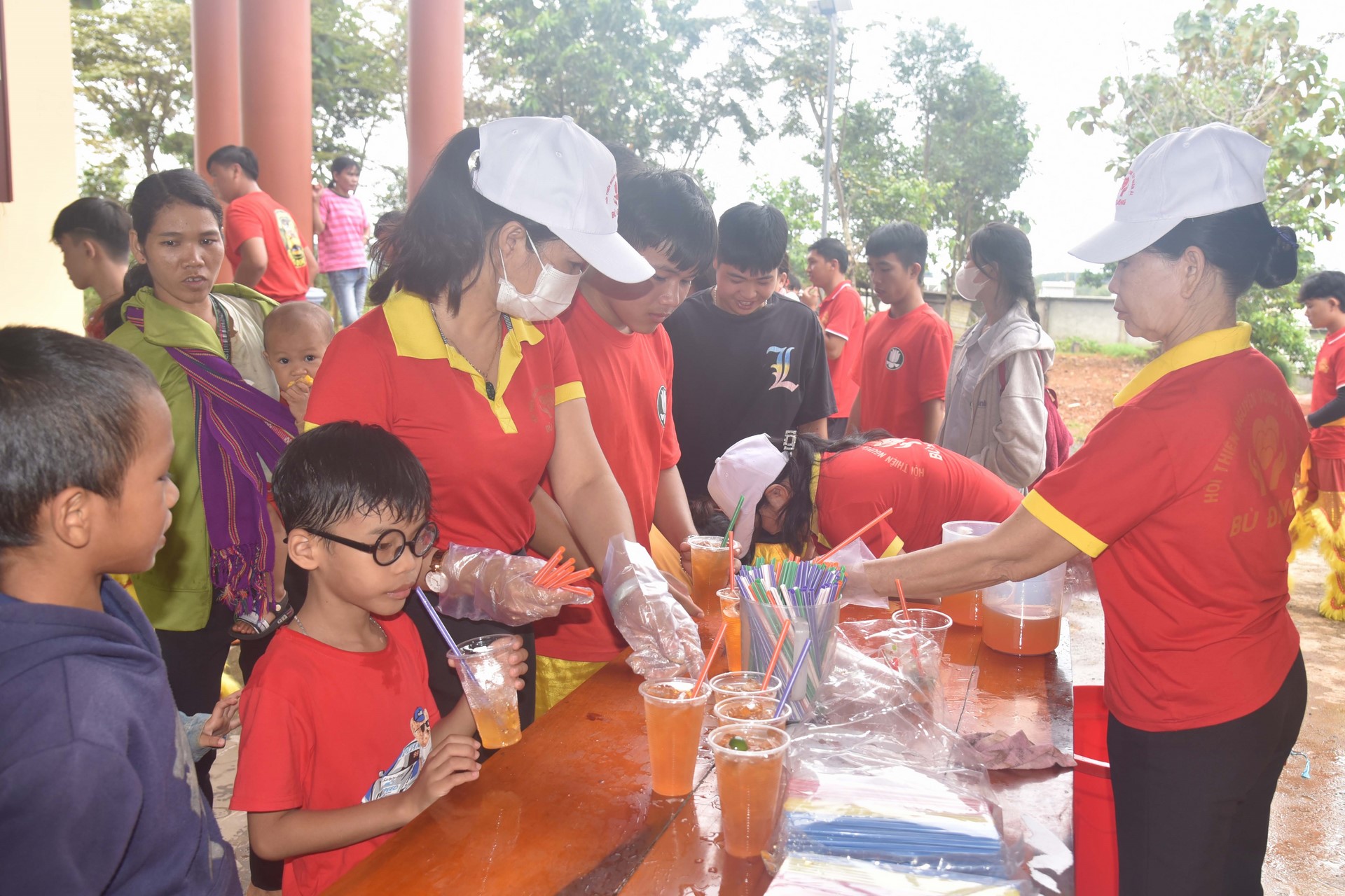 Giving gifts of Mid-autumn Festival and One-Day Retreat at Dang Phap Pagoda