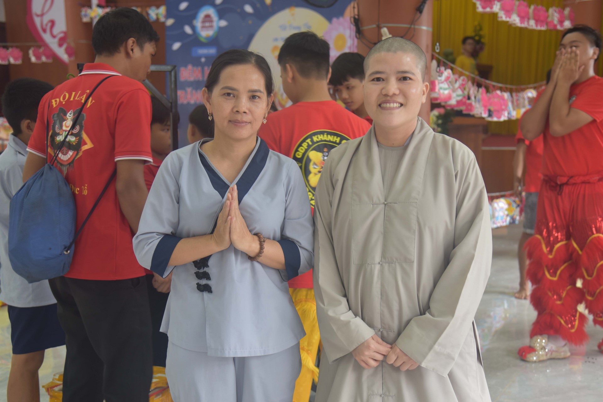 Giving gifts of Mid-autumn Festival and One-Day Retreat at Dang Phap Pagoda