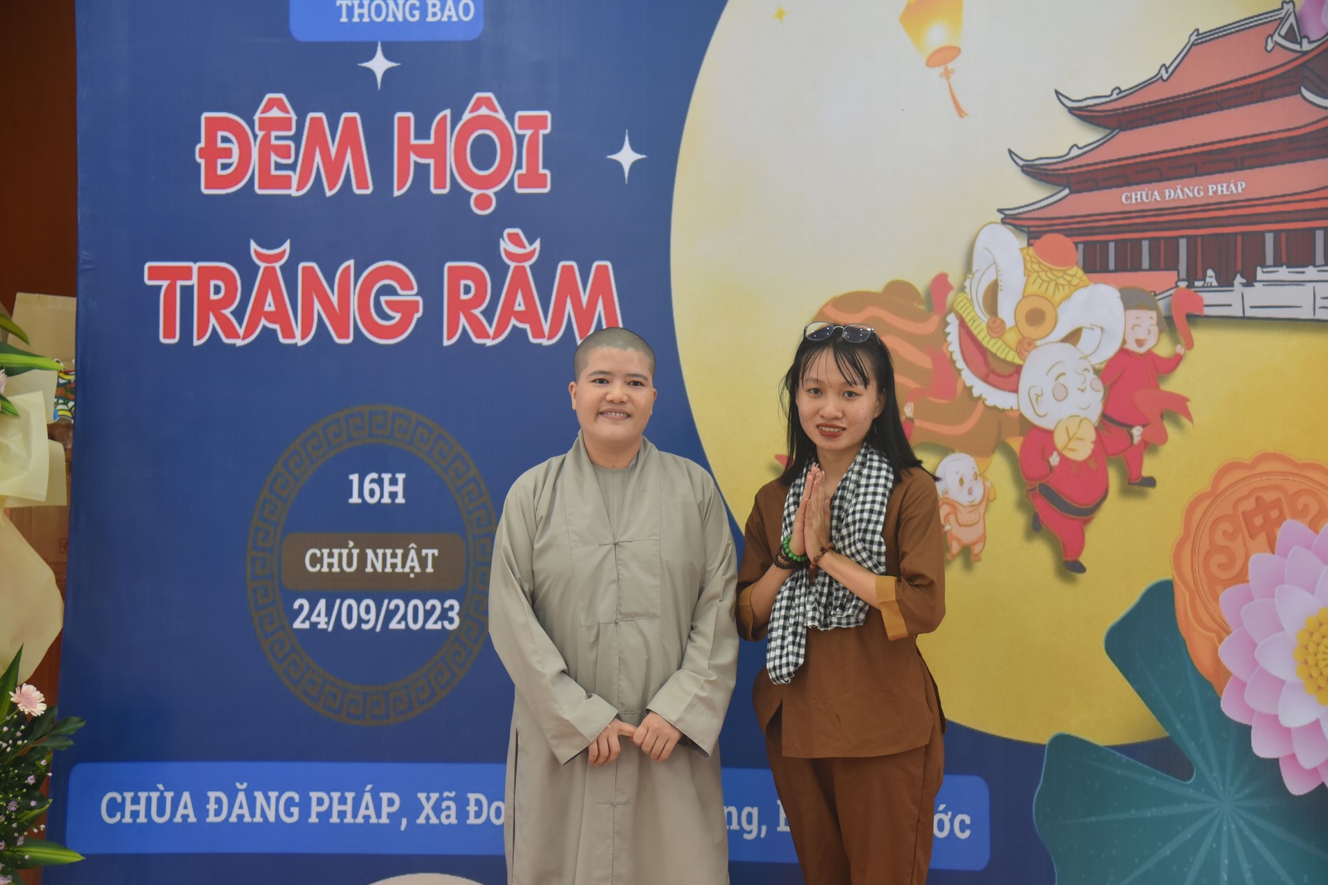 Giving gifts of Mid-autumn Festival and One-Day Retreat at Dang Phap Pagoda