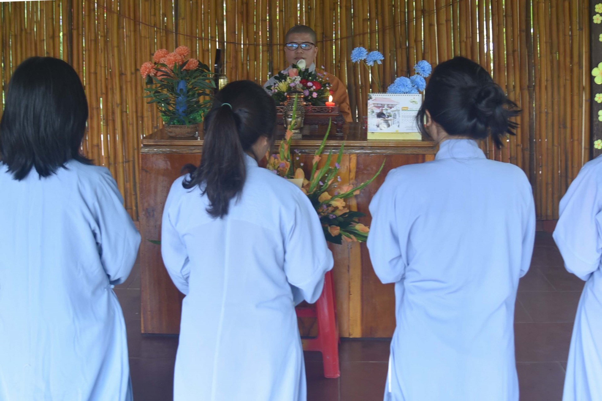Giving gifts of Mid-autumn Festival and One-Day Retreat at Dang Phap Pagoda