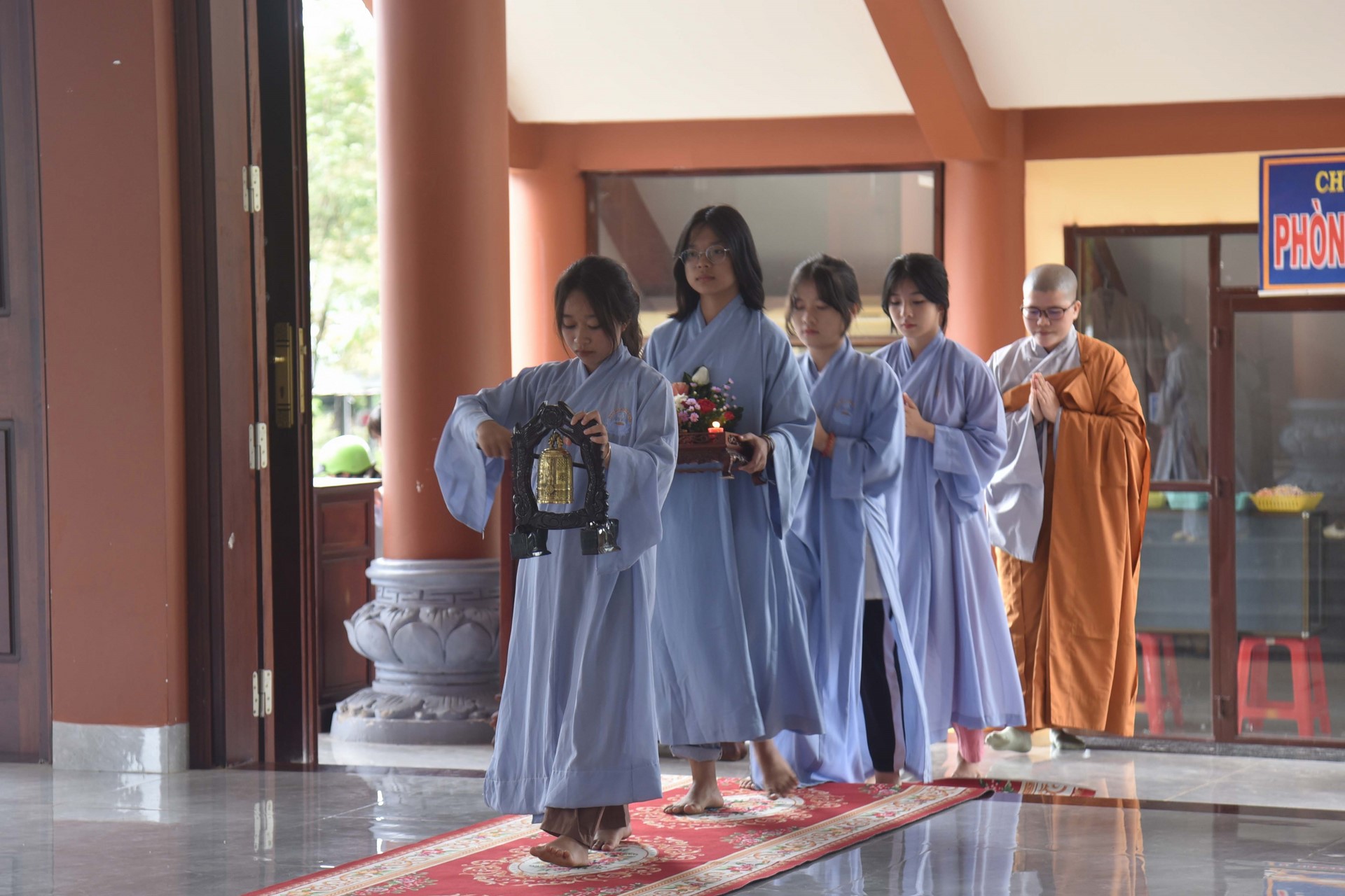 Giving gifts of Mid-autumn Festival and One-Day Retreat at Dang Phap Pagoda