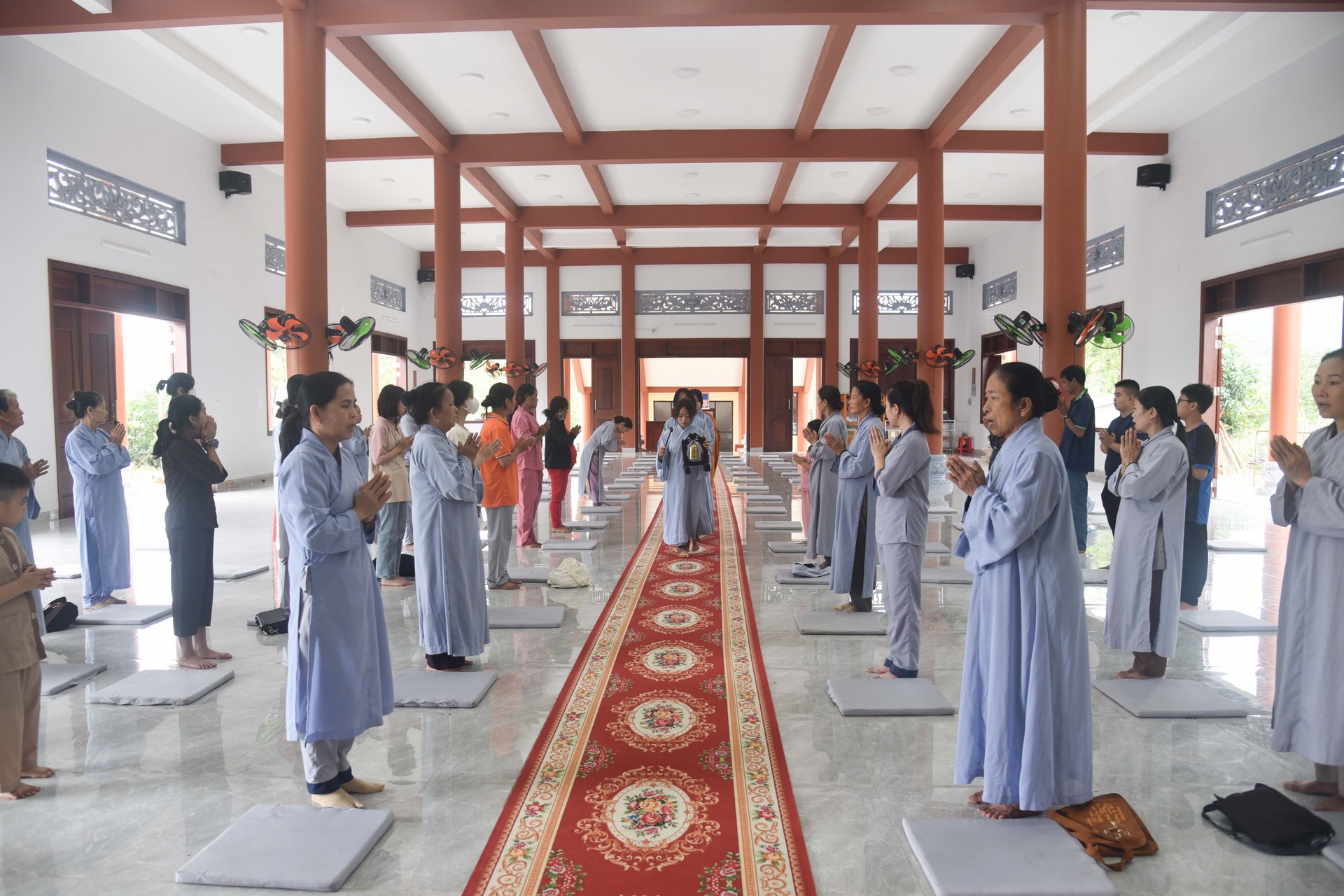 Giving gifts of Mid-autumn Festival and One-Day Retreat at Dang Phap Pagoda