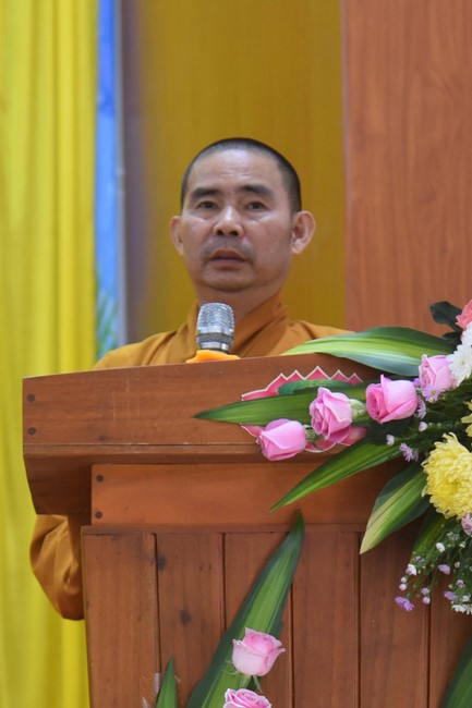 Giving gifts of Mid-autumn Festival and One-Day Retreat at Dang Phap Pagoda