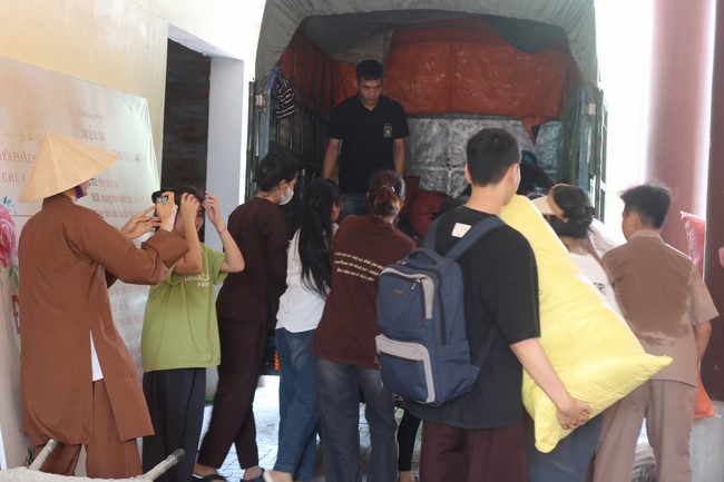 Enjoy the Full Moon Festival for Kids in Son Hong border area of Giai Lam Pagoda, Ha Tinh