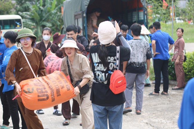 Enjoy the Full Moon Festival for Kids in Son Hong border area of Giai Lam Pagoda, Ha Tinh