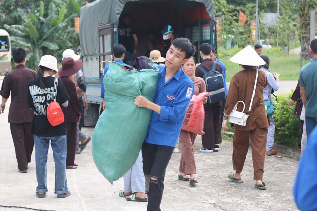 Enjoy the Full Moon Festival for Kids in Son Hong border area of Giai Lam Pagoda, Ha Tinh