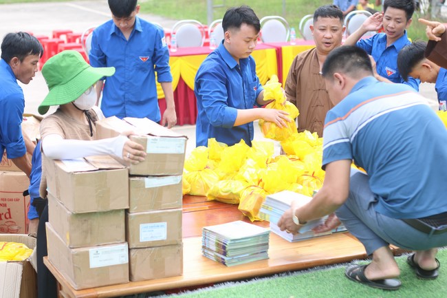 Enjoy the Full Moon Festival for Kids in Son Hong border area of Giai Lam Pagoda, Ha Tinh