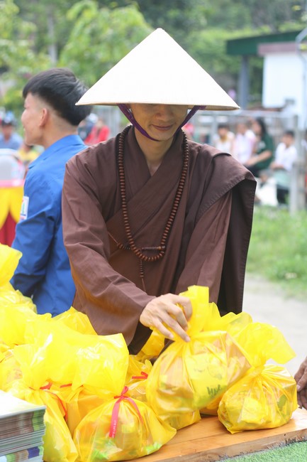 Enjoy the Full Moon Festival for Kids in Son Hong border area of Giai Lam Pagoda, Ha Tinh
