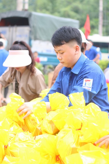 Enjoy the Full Moon Festival for Kids in Son Hong border area of Giai Lam Pagoda, Ha Tinh