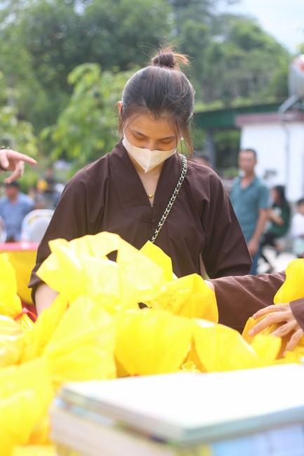 Enjoy the Full Moon Festival for Kids in Son Hong border area of Giai Lam Pagoda, Ha Tinh