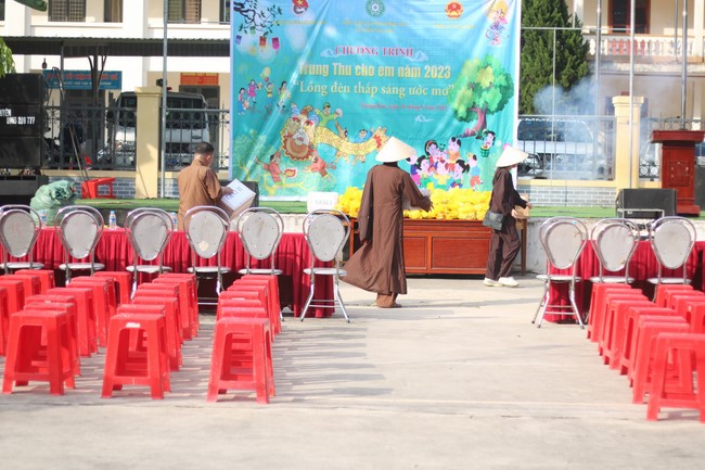 Enjoy the Full Moon Festival for Kids in Son Hong border area of Giai Lam Pagoda, Ha Tinh