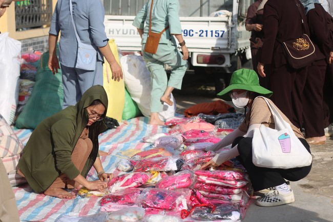 Enjoy the Full Moon Festival for Kids in Son Hong border area of Giai Lam Pagoda, Ha Tinh