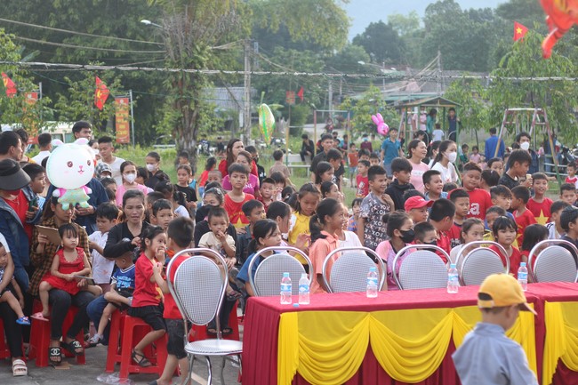 Enjoy the Full Moon Festival for Kids in Son Hong border area of Giai Lam Pagoda, Ha Tinh