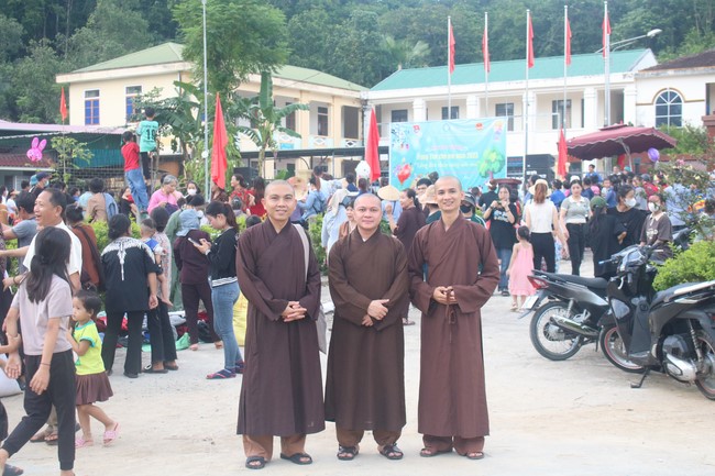 Enjoy the Full Moon Festival for Kids in Son Hong border area of Giai Lam Pagoda, Ha Tinh