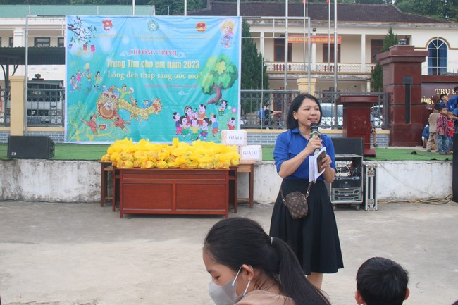 Enjoy the Full Moon Festival for Kids in Son Hong border area of Giai Lam Pagoda, Ha Tinh