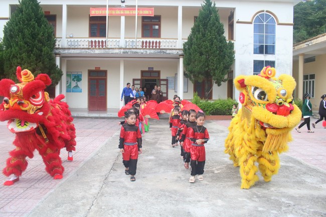 Enjoy the Full Moon Festival for Kids in Son Hong border area of Giai Lam Pagoda, Ha Tinh