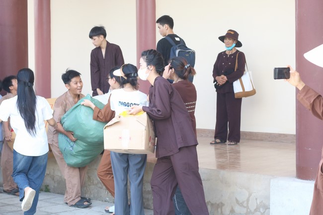 Enjoy the Full Moon Festival for Kids in Son Hong border area of Giai Lam Pagoda, Ha Tinh