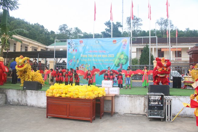 Enjoy the Full Moon Festival for Kids in Son Hong border area of Giai Lam Pagoda, Ha Tinh