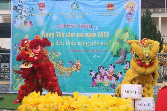 Enjoy the Full Moon Festival for Kids in Son Hong border area of Giai Lam Pagoda, Ha Tinh