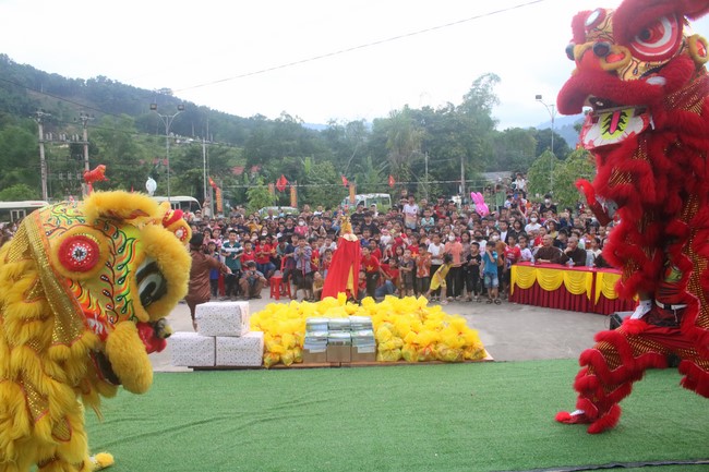 Enjoy the Full Moon Festival for Kids in Son Hong border area of Giai Lam Pagoda, Ha Tinh