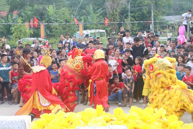 Enjoy the Full Moon Festival for Kids in Son Hong border area of Giai Lam Pagoda, Ha Tinh