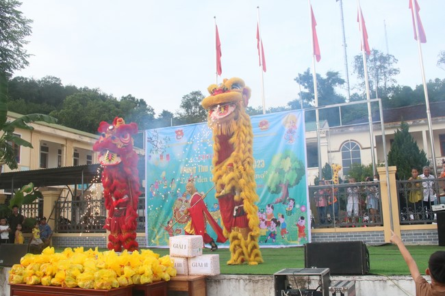 Enjoy the Full Moon Festival for Kids in Son Hong border area of Giai Lam Pagoda, Ha Tinh
